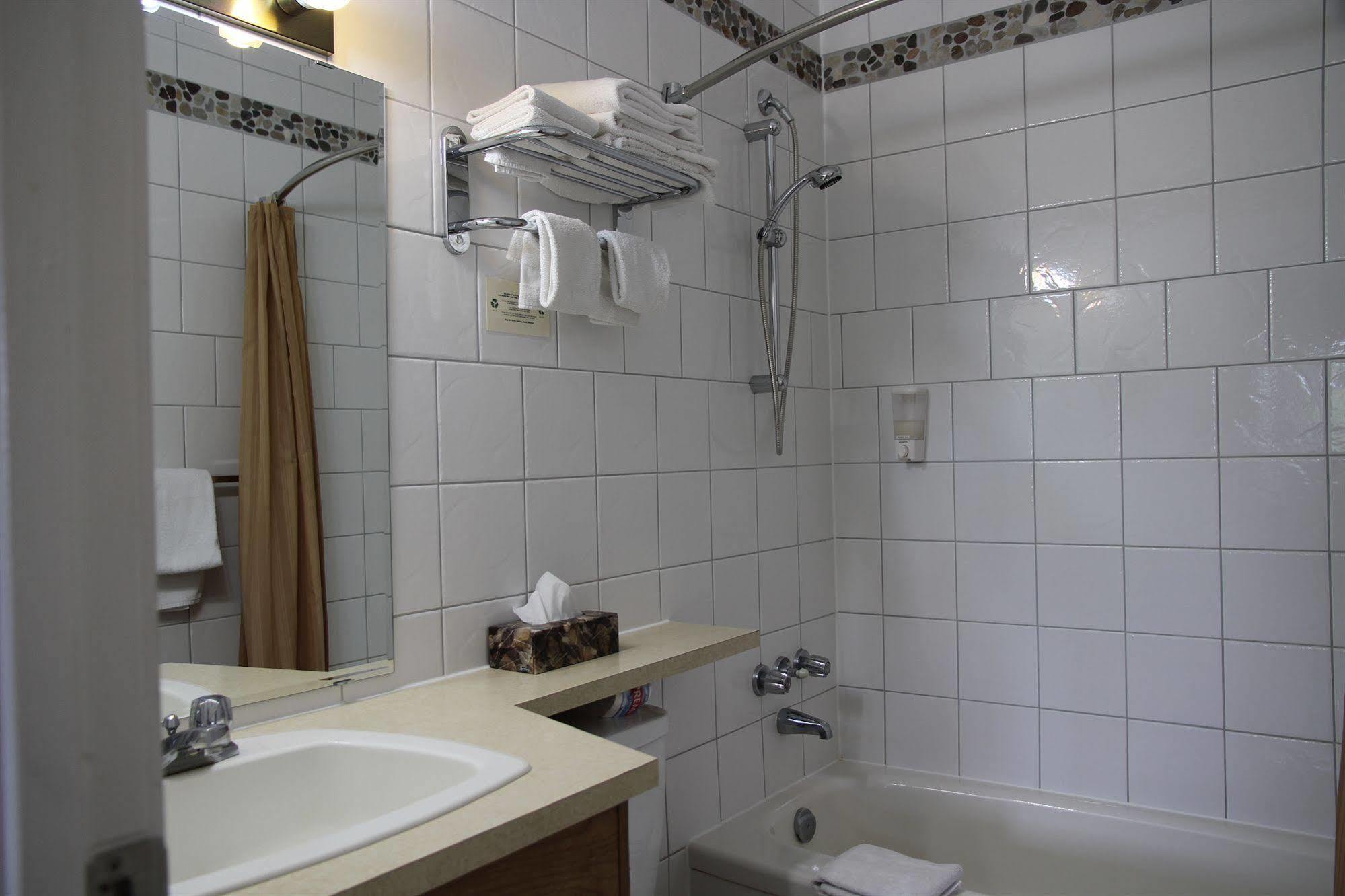 פנטיקטון Waterfront Inn מראה חיצוני תמונה